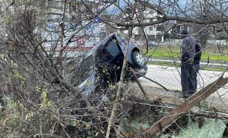 Kontrolden çıkan otomobil evin bahçesine devrildi.....