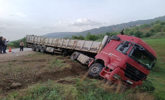 Kontrolden çıkan tır, şarampole yuvarlanmaktan son anda kurtuldu.....