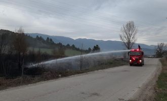 Kuru otlar alev aldı, rüzgarın etkisiyle yangın büyüdü.....