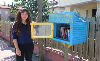 Lise öğrencisi evinin önüne kurduğu kütüphaneyle kitaplarını paylaşıyor