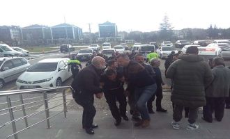 Mahkeme salonunda başlayan tartışma adliye dışında arbedeye dönüştü