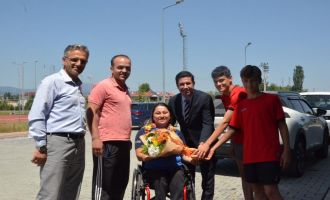 Milli sporcu Merve Nur Eroğlu, memleketi Bolu'da çiçeklerle karşılandı