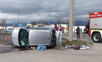 Minibüsle çarpışan otomobil yan yattı: 1 yaralı
