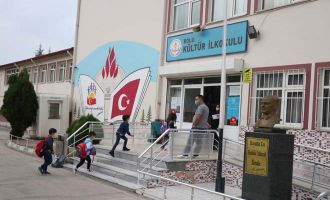 Minik öğrenciler cesaretlerinden dolayı alkışlandılar