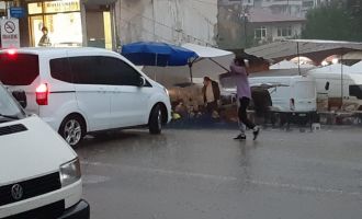 Mudurnu’da aniden bastıran yağmur sokakları göle çevirdi