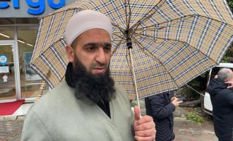 Namaz kılmak için camiye gidince çöken binanın altında kalmaktan kurtuldu