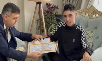 Öğrencilere hastanede ve evinde karne heyecanı yaşattılar