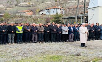 Onlarca kişinin mezar yeri taşınmıştı, gıyabi cenaze namazı kılındı