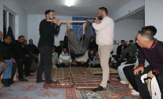 Onlarca köylü bir araya geldi, geleneksel orta oyunları kahkahaya boğdu…..