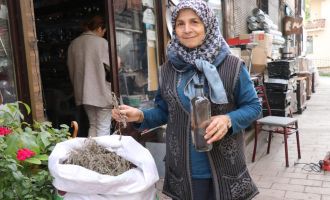 Ormandan topladığı kekiklerden şifa deposu üretiyor