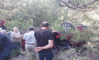 Otomobil 30 metre uçurumdan yuvarlandı: 4 yaralı
