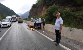 Otomobil beton bariyerlerin üzerine çıktı: 1 yaralı
