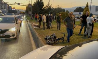 Otomobil ile elektrikli bisiklet çarpıştı: 1'i çocuk 2 yaralı