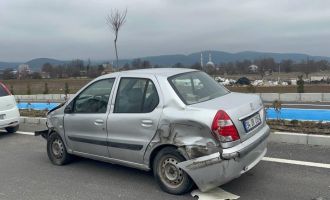 Otomobil ile tırın çarpıştığı kazada şans eseri yaralanan olmadı.....