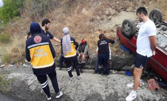 Otomobil takla attı: Yaralıların yardımına nöbetten çıkan sağlıkçılar koştu