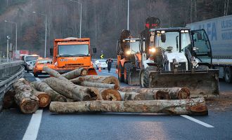 Otomobile çarpan tır TEM Otoyolu’nu kapattı: 2 yaralı