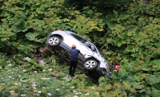Otomobille 25 metrelik uçuruma yuvarlanan çift ölümden döndü