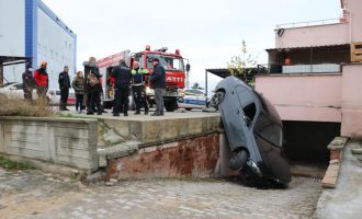 Otoparkın çıkışını şaşıran sürücü 2,5 metreden aşağı düştü