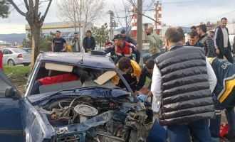Paramparça olan otomobilde sıkışan sürücü, kaldırıldığı hastanede hayatını kaybetti