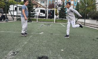 Parktaki halı sahayı, tarlaya çevirdiler