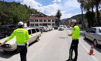 Polis ekipleri sürücüleri tek tek uyardı……
