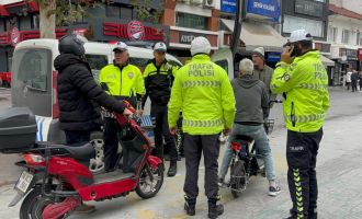 Polis, girilmesi yasak olan caddeye giren sürücülere göz açtırmadı