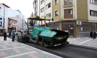 Reşat Aker Sokak sıcak asfalta kavuşuyor
