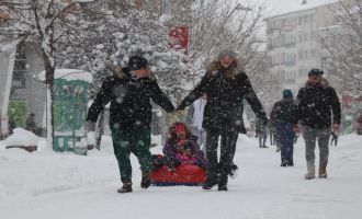 Rusya’dan tatil için gelen aile kar'ın keyfini doyasıya yaşadı
