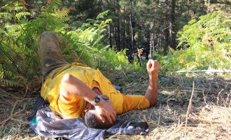 Saatlerce yangınla mücadele eden ekipler ormanda uyumak zorunda kaldı 
