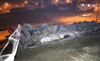 Şarampole uçan tırın sürücüsü burnu bile kanamadan kurtuldu