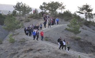 Şehitler için 4 kilometre yürüdüler......