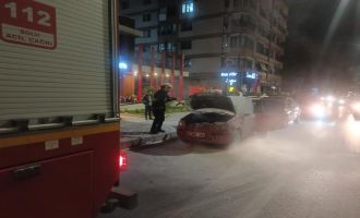 Seyir halindeki otomobil alev aldı, yangını vatandaşlar söndürdü.....
