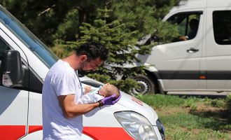 Seyir halindeki otomobil, kırmızı ışıkta bekleyen otomobile çarptı ;1’i bebek 6 yaralı