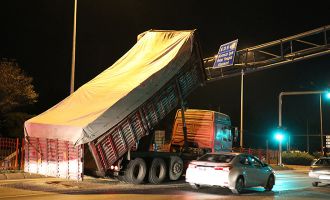 Seyir halindeyken damperi kalkan kamyon EDS direğine çarptı