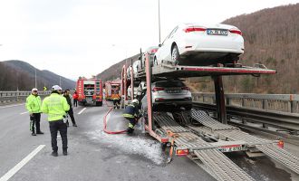 Sıfır otomobil yüklü tır yandı 2 araç hasar gördü