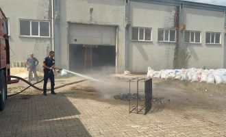 Sıkıştırılmış talaşla kömür üretilen fabrikada yangın çıktı..