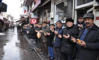 Soğuğa aldırış etmeden geleneği sürdürdüler.......