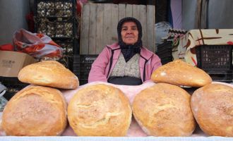 Soğuk havaya ve yaşına rağmen ‘Ekmek parası’ kazanıyor