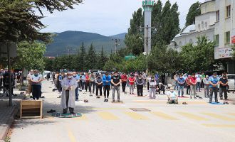 Sosyal mesafe kuralına uygun şekilde camiye sığamayan vatandaşlar namazlarını yolda kıldı