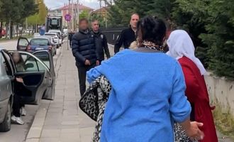 Tanığın verdiği ifadeyi beğenmeyen sanık yakınları hırsını kadın gazetecilerden çıkardı
