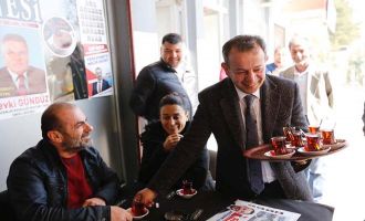 TANJU ÖZCAN BELEDİYE ÇALIŞANLARINA YARDIM ETTİ