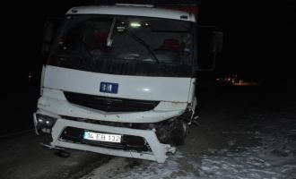 Tavuk yüklü kamyon ile çarpışan otomobil hurdaya döndü: 2 yaralı..