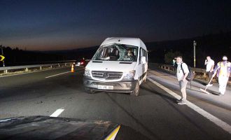Taziyeye gidenleri taşıyan minibüs Bolu TEM Otoyolu'nda devrildi: 12 yaralı