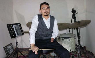 Tek koluyla davul çalarak caz albümü çıkardı