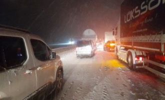 TEM Bolu mevkiinde kar yağışı nedeniyle trafik durdu....
