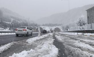 TEM Otoyolu Bolu geçişinde kar yağışı etkisini sürdürüyor........