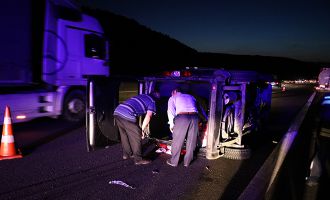 TEM Otoyolu’nda devrilen araç tankere çarptı: 6 yaralı