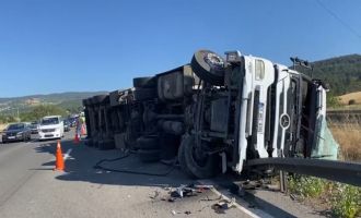 TEM Otoyolu’nda devrilen tırın dorsesindeki hurdalar yola saçıldı