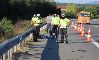 TEM’de bariyerlere çarpan motosiklet sürücüsü hayatını kaybetti