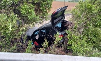 TEM’de bariyerleri aşan otomobil şarampole uçtu: 4 yaralı